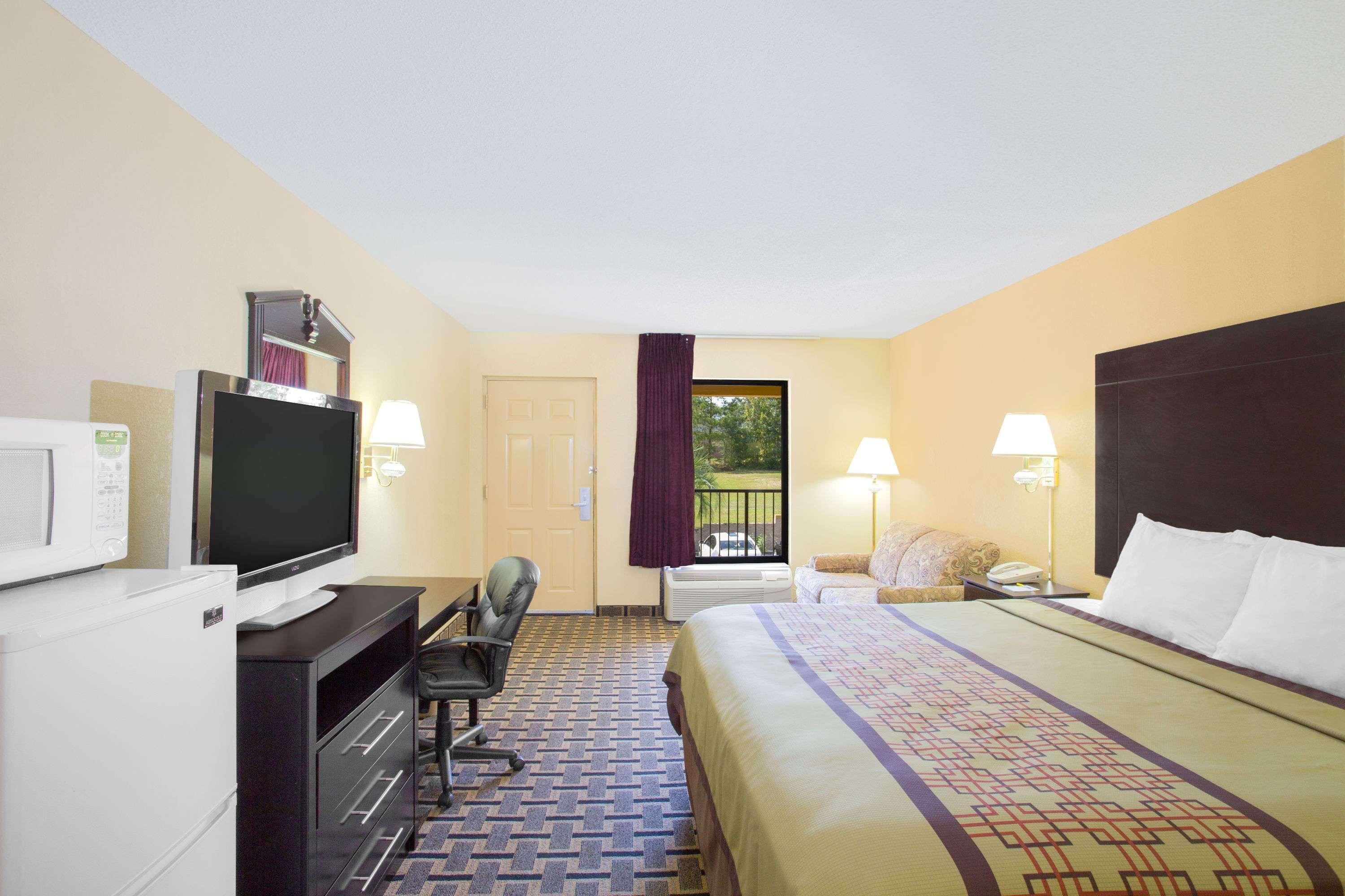 Days Inn By Wyndham Andalusia Exterior photo