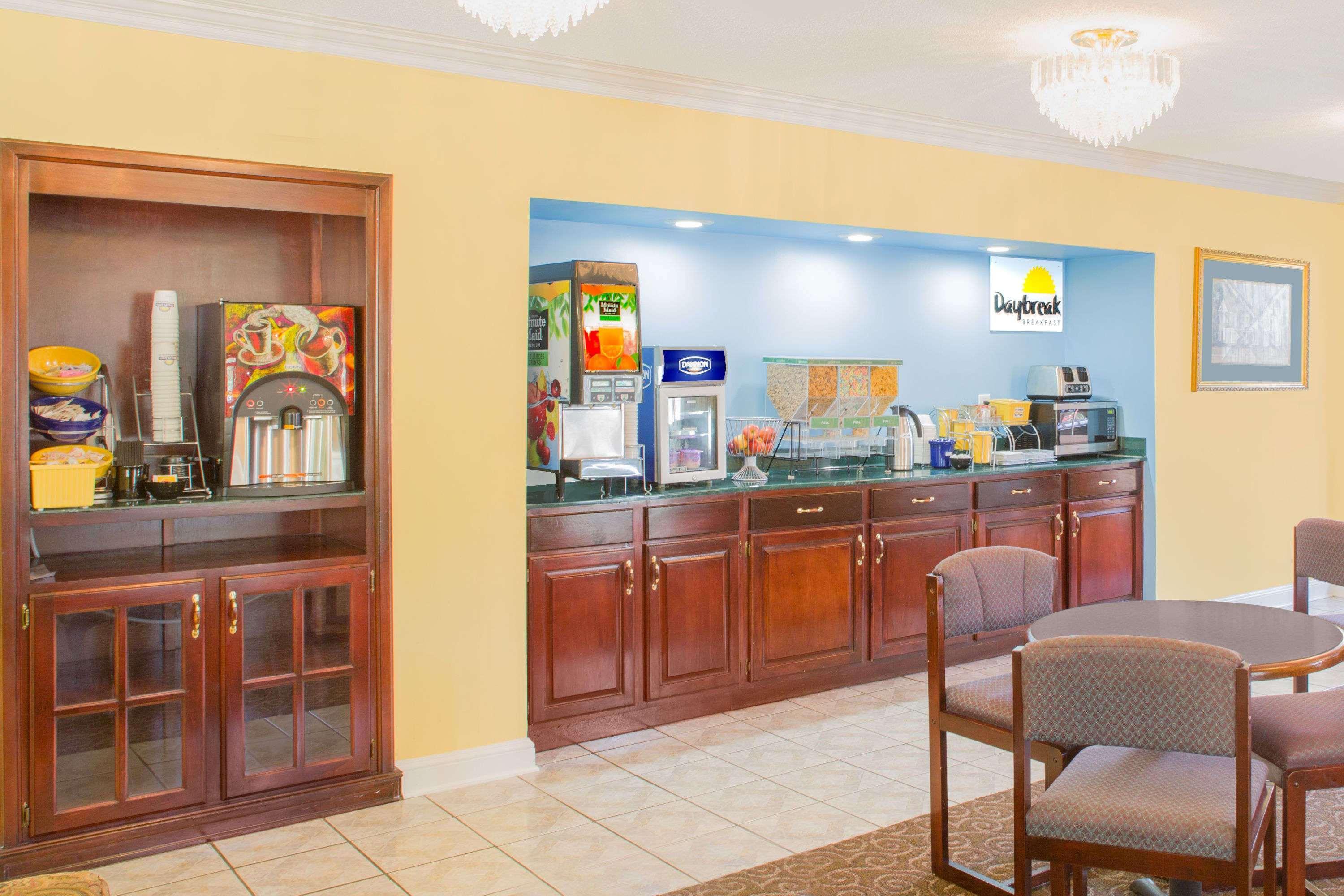 Days Inn By Wyndham Andalusia Exterior photo