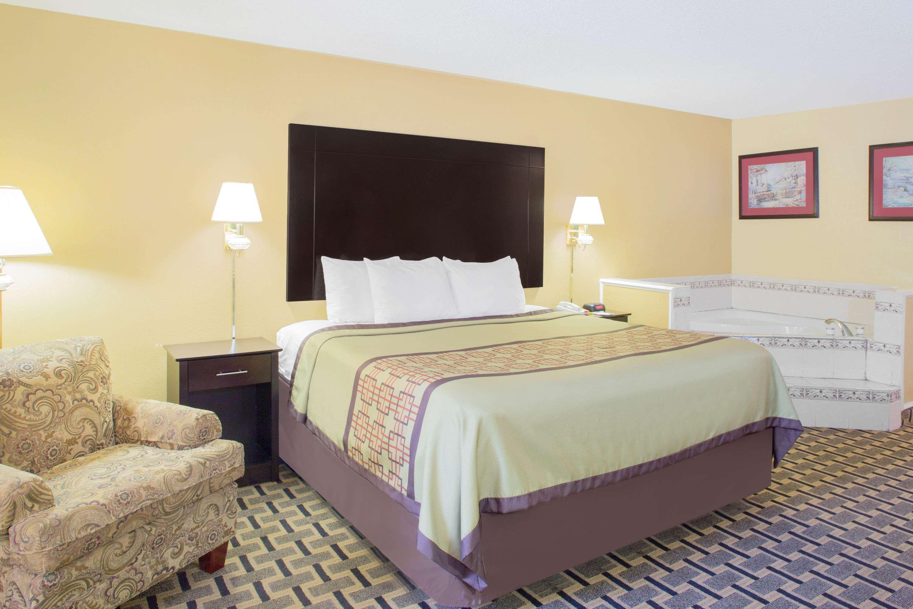 Days Inn By Wyndham Andalusia Exterior photo